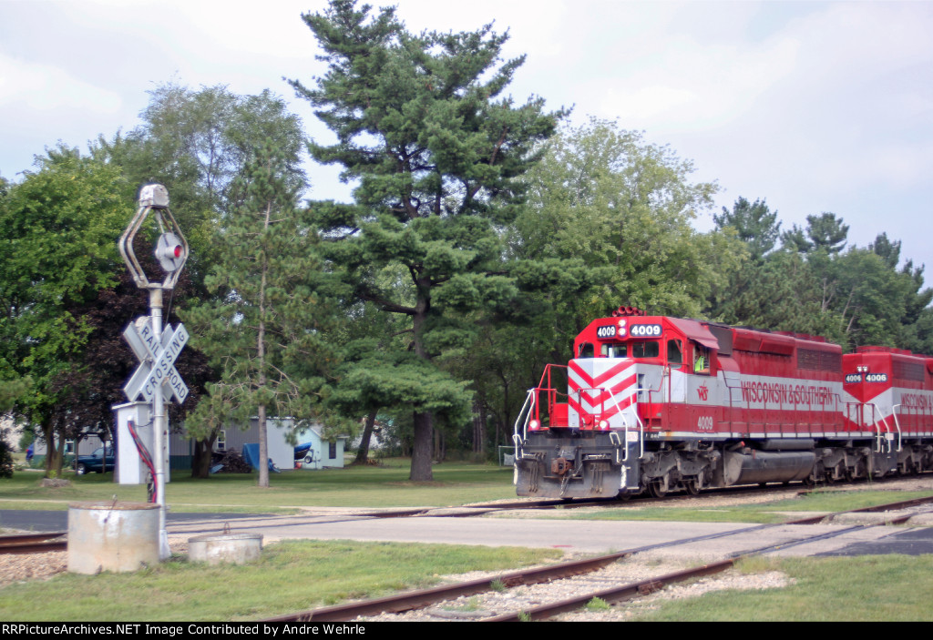 Approaching the 6th Street crossing with its single wigwag